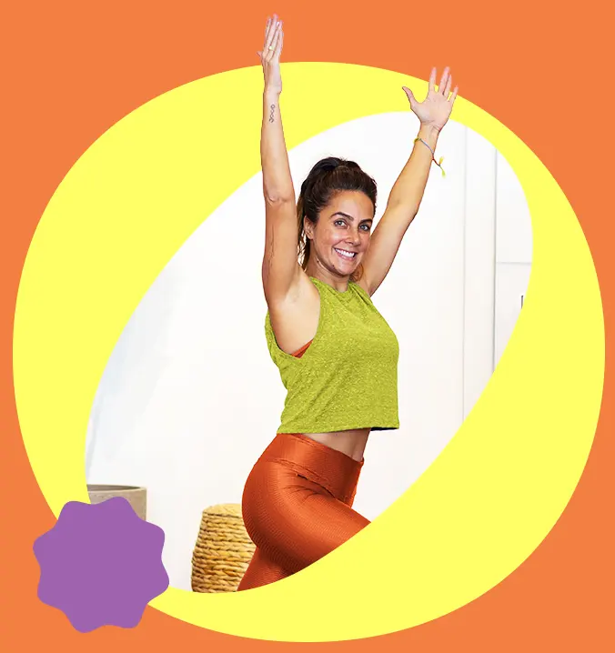 Carol Barcellos sorrindo em postura de treino funcional no Carol no Gaiz, com braços erguidos e energia positiva.