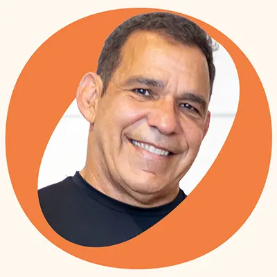 Retrato de Cesar Parcias, criador da metodologia exclusiva de treino do Carol no Gaiz, especialista em mobilidade e fortalecimento.